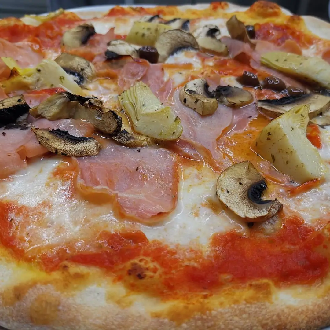 La Pizza artigianale cotta a puntino